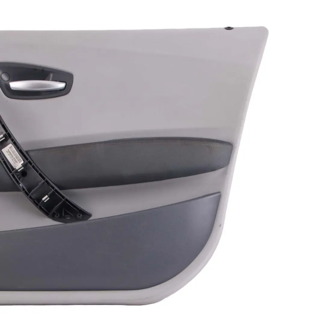 Pannello rivestimento scheda porta anteriore destro Alaskagrau Grigio per BMW E87 con numero di parte 7133302 BMW E87 Pannello rivestimento scheda porta anteriore destro Alaskagrau Grigio - SKU 7133302-3 - Numero di parte 7133302