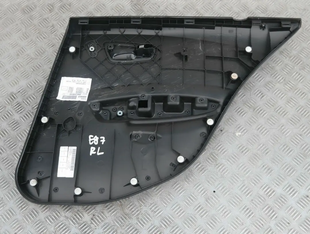 Panel embellecedor tarjeta puerta trasera izquierda Folienteil Schwarz para BMW E87 con número de pieza 7133359 BMW E87 Panel embellecedor tarjeta puerta trasera izquierda Folienteil Schwarz - SKU 7133359 - Número de pieza 7133359