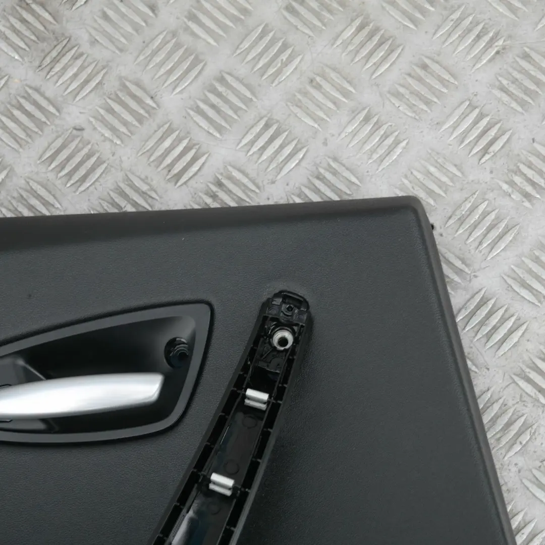 Tapicerka Boczek Drzwi Lewy Tył Black do BMW E87 o numerze 7133359 BMW E87 Tapicerka Boczek Drzwi Lewy Tył Black - SKU 7133359 - Numer Części 7133359