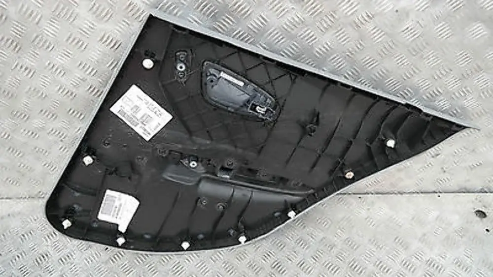 Panel embellecedor tarjeta puerta trasera izquierda GRIS ALASKAGRAU para BMW E87 con número de pieza 51427133361 BMW E87 Panel embellecedor tarjeta puerta trasera izquierda GRIS ALASKAGRAU - SKU 7133361-1 - Número de pieza 51427133361