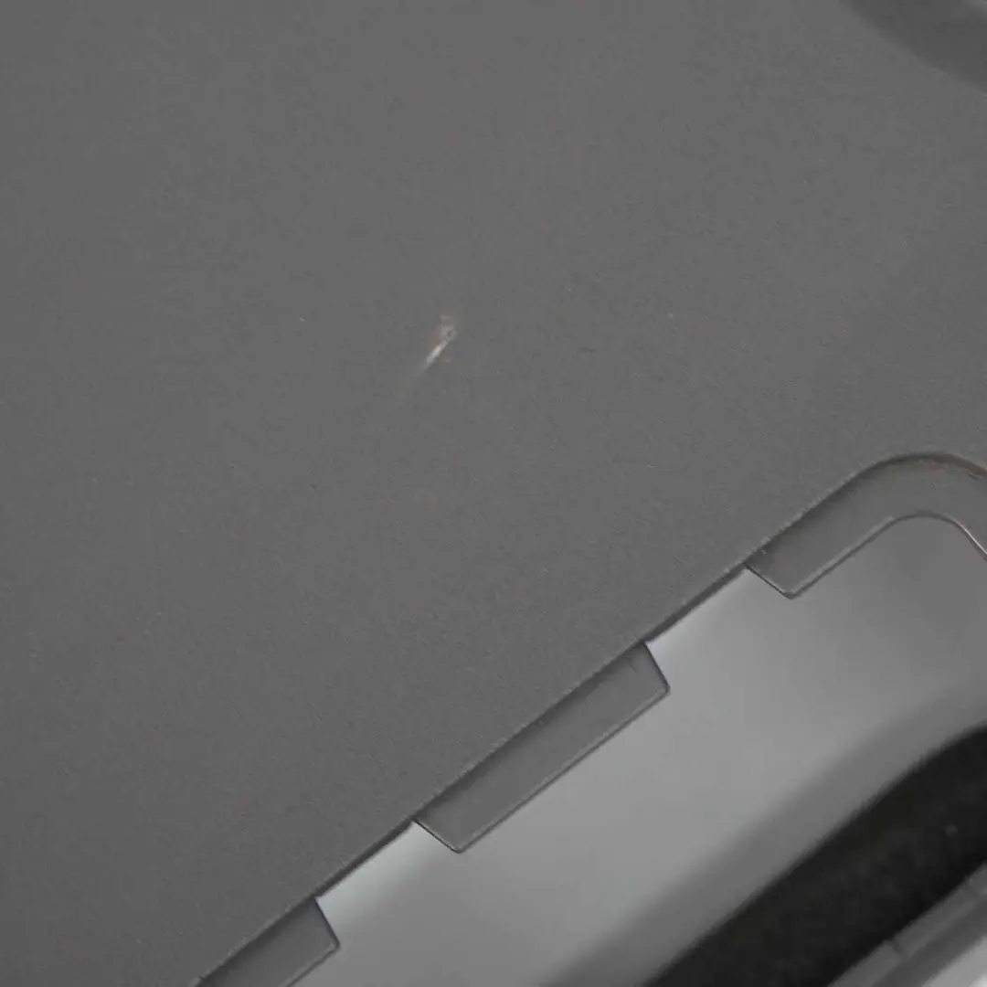 Rivestimento Portellone Posteriore Inferiore Grigio Basalto Grigio per BMW E65 con numero di parte 7133650 BMW E65 Rivestimento Portellone Posteriore Inferiore Grigio Basalto Grigio - SKU 7133650 - Numero di parte 7133650