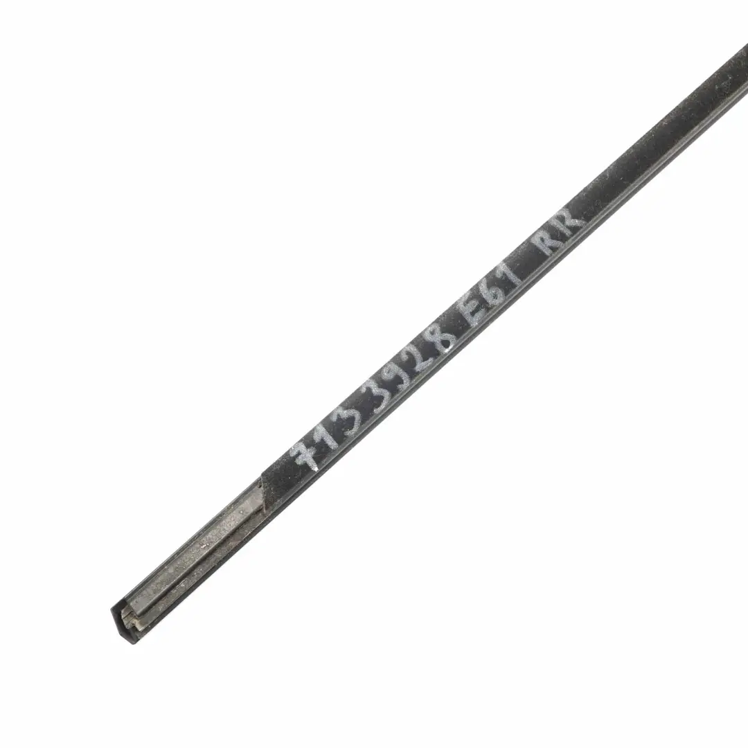 Listwa Drzwi Prawy Tył Czarna do BMW E61 o numerze 7133928 BMW E61 Listwa Drzwi Prawy Tył Czarna - SKU 7133928 - Numer Części 7133928