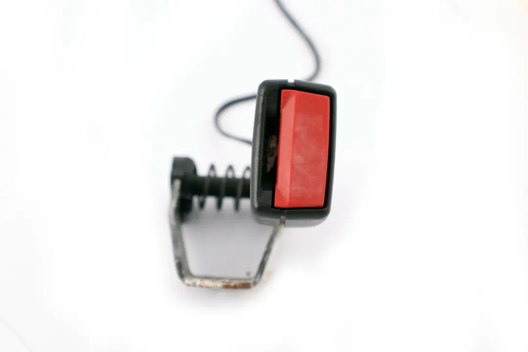 Asiento Inferior Correa Hebilla Trasera Izquierda para BMW E65 E66 con número de pieza 7134041 BMW E65 E66 Asiento Inferior Correa Hebilla Trasera Izquierda - SKU 7134041 - Número de pieza 7134041