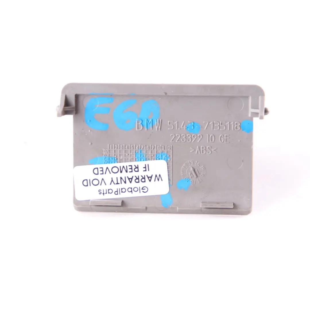 Cubierta Panel OBD Gris para BMW E60 E61 con número de pieza 7135118 BMW E60 E61 Cubierta Panel OBD Gris - SKU 7135118-3 - Número de pieza 7135118