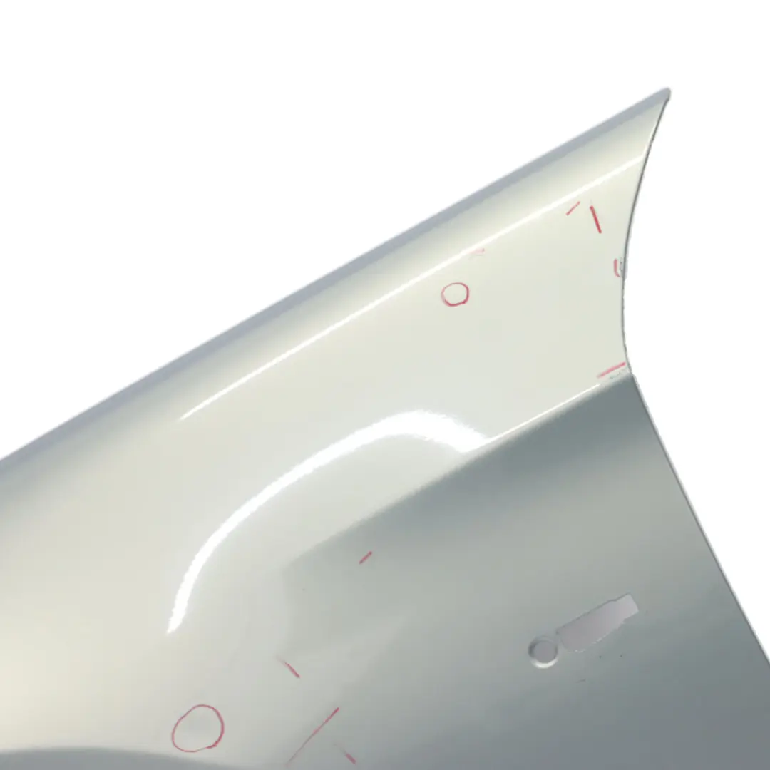 Pannello laterale parafango anteriore sinistro Arktis Metallic - A34 per BMW E90 E91 con numero di parte 7135679 BMW E90 E91 Pannello laterale parafango anteriore sinistro Arktis Metallic - A34 - SKU 7135679-AM2 - Numero di parte 7135679