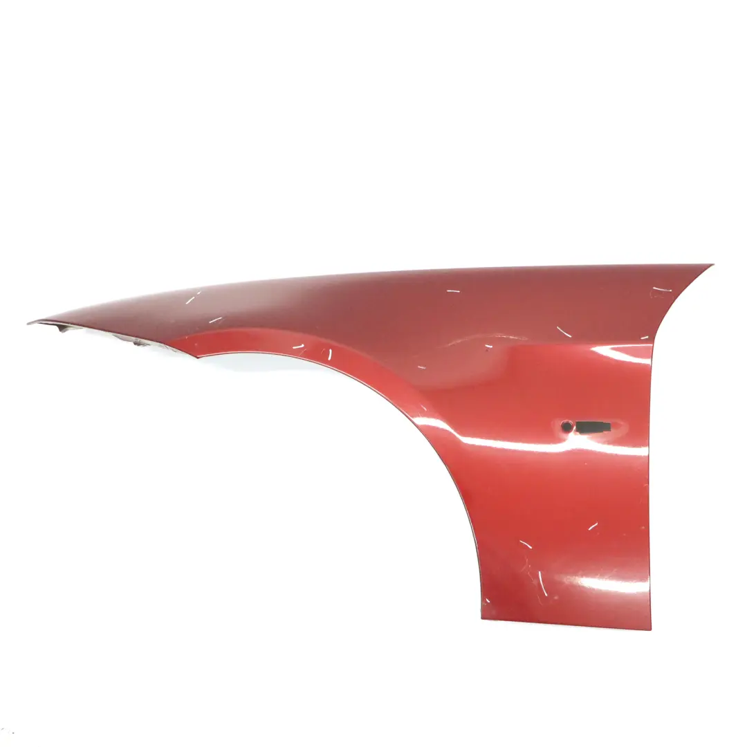 Pannello laterale parafango anteriore sinistra Vermilion Red - A82 per BMW E90 E91 con numero di parte 7135679 BMW E90 E91 Pannello laterale parafango anteriore sinistra Vermilion Red - A82 - SKU 7135679-VER - Numero di parte 7135679