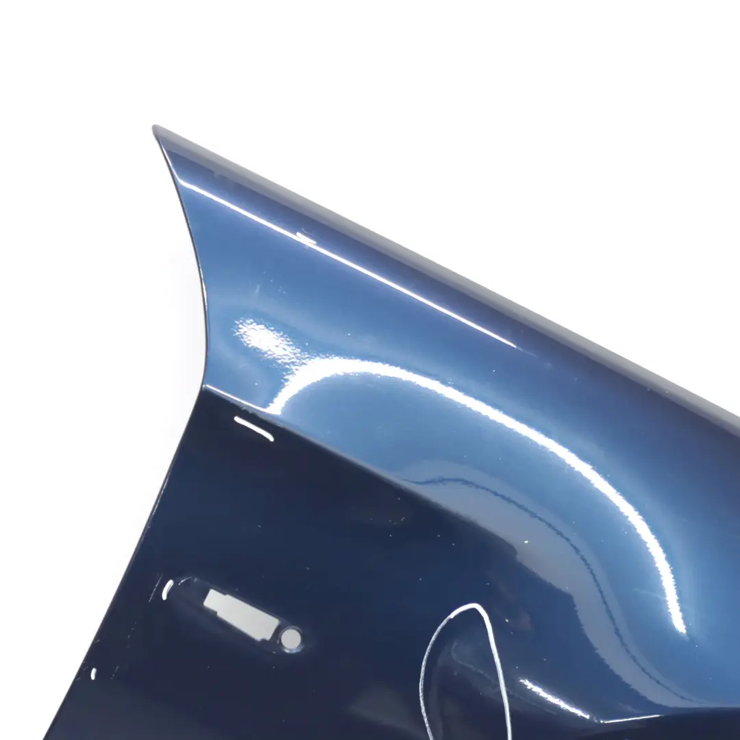 Błotnik Prawy Przedni Tiefseeblau Niebieski Metalik - A76 do BMW E90 E91 o numerze 7135680 BMW E90 E91 Błotnik Prawy Przedni Tiefseeblau Niebieski Metalik - A76 - SKU 7135680-DSB - Numer Części 7135680