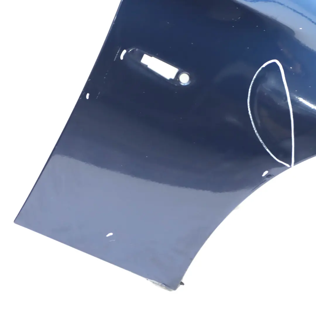 Błotnik Prawy Przedni Tiefseeblau Niebieski Metalik - A76 do BMW E90 E91 o numerze 7135680 BMW E90 E91 Błotnik Prawy Przedni Tiefseeblau Niebieski Metalik - A76 - SKU 7135680-DSB - Numer Części 7135680