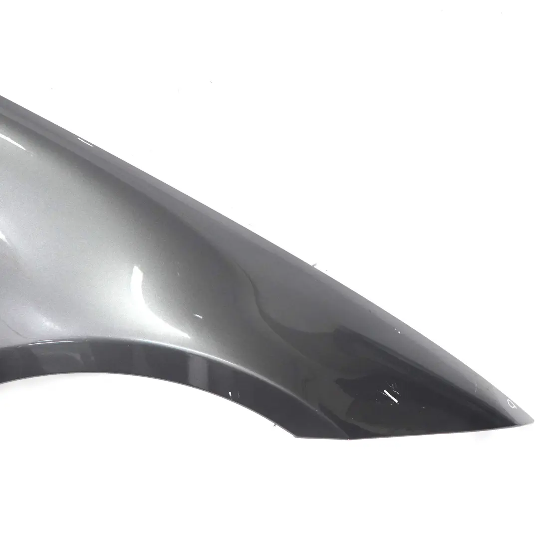 BMW E90 E91 Panneau Laterale avant Droit Garde-Boue Mousseux Graphite - A22 - SKU 7135680-SG4 - Numéro de pièce 7135680