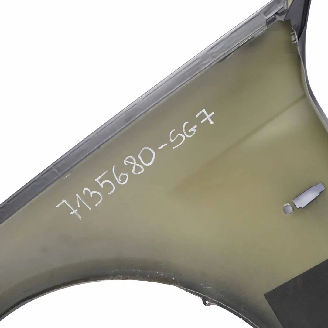 Parafango Laterale E91 Anteriore Destro Grafite Scintillante - A22 per BMW E90 con numero di parte 7135680 BMW E90 Parafango Laterale E91 Anteriore Destro Grafite Scintillante - A22 - SKU 7135680-SG7 - Numero di parte 7135680