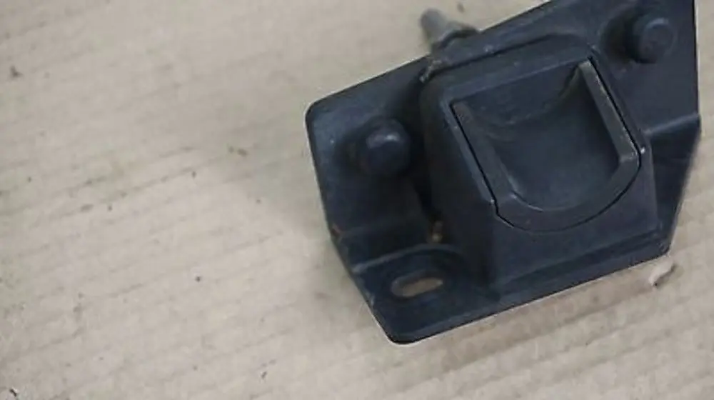 Anschlag Links Heckklappe für BMW 5 er E61 mit Teilenummer 51247138665 BMW 5 er E61 Anschlag Links Heckklappe - SKU 7138665 - Teilenummer 51247138665