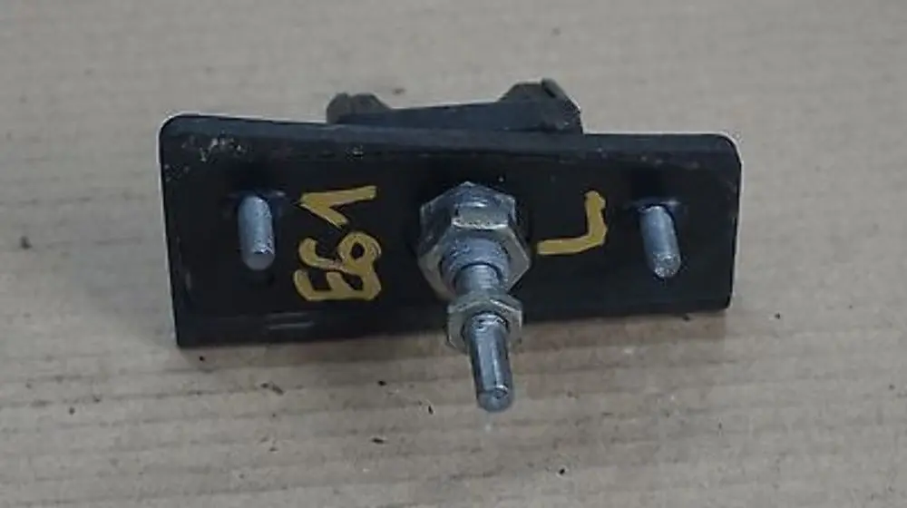 Anschlag Links Heckklappe für BMW 5 er E61 mit Teilenummer 51247138665 BMW 5 er E61 Anschlag Links Heckklappe - SKU 7138665 - Teilenummer 51247138665