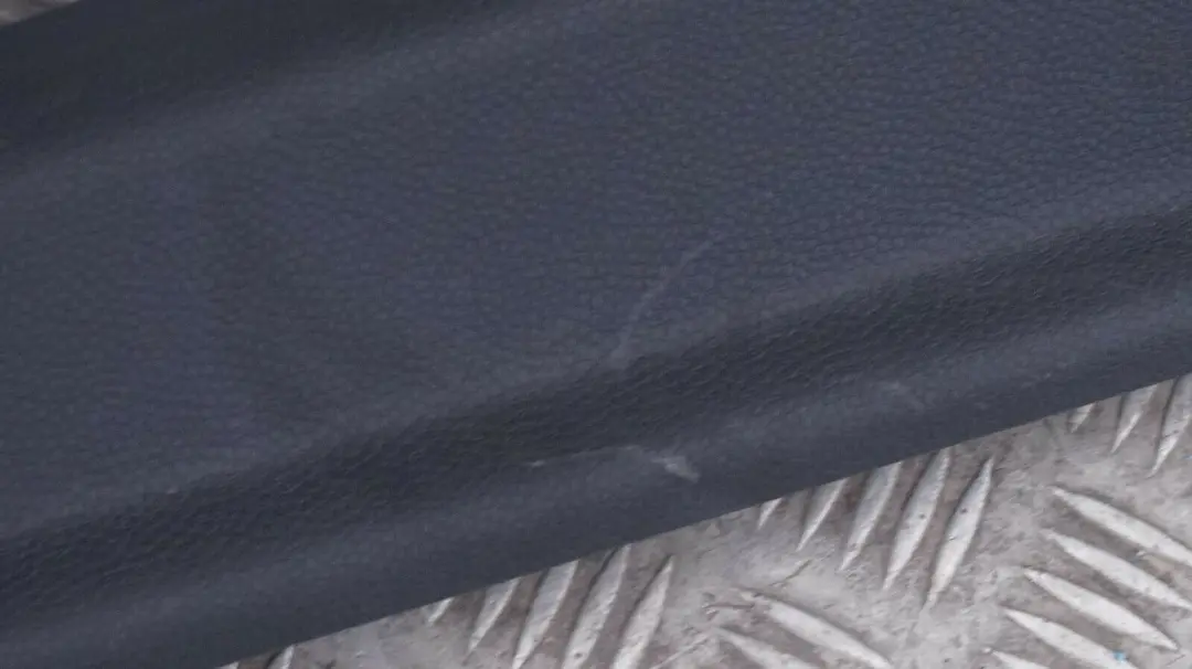 Carenage Lateral Dessous avant Droit Noir pour Mini Cooper One R50 R53 à propos du numéro de pièce 51437139076 Mini Cooper One R50 R53 Carenage Lateral Dessous avant Droit Noir - SKU 7139076 - Numéro de pièce 51437139076