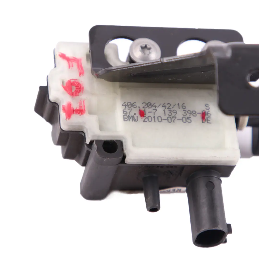 Actuador bloqueo tapa depósito combustible Gran Turismo para BMW F07 GT con número de pieza 7139398 BMW F07 GT Actuador bloqueo tapa depósito combustible Gran Turismo - SKU 7139398 - Número de pieza 7139398