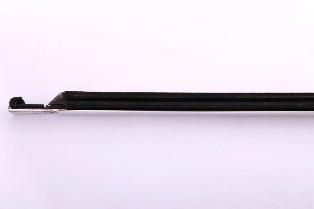 Burlete Cromado Puerta Trasera Derecha para BMW E91 Touring con número de pieza 7140734 BMW E91 Touring Burlete Cromado Puerta Trasera Derecha - SKU 7140734 - Número de pieza 7140734