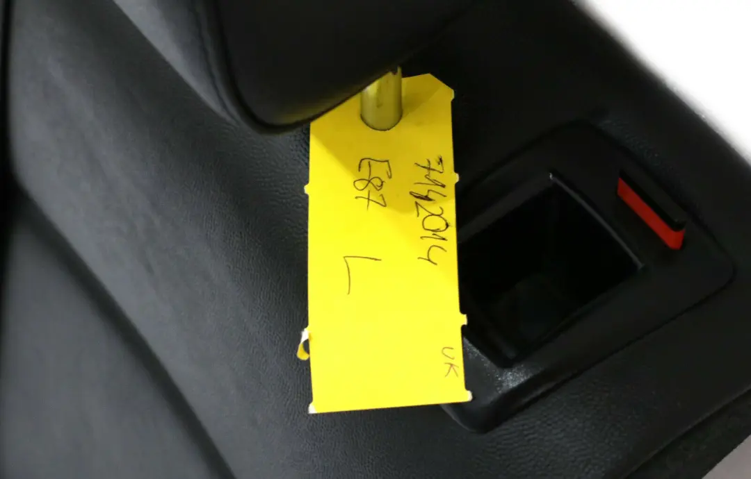 Asiento Trasero Izquierdo Funda Respaldo Interior Negro para BMW E87 con número de pieza 7142014 BMW E87 Asiento Trasero Izquierdo Funda Respaldo Interior Negro - SKU 7142014 - Número de pieza 7142014