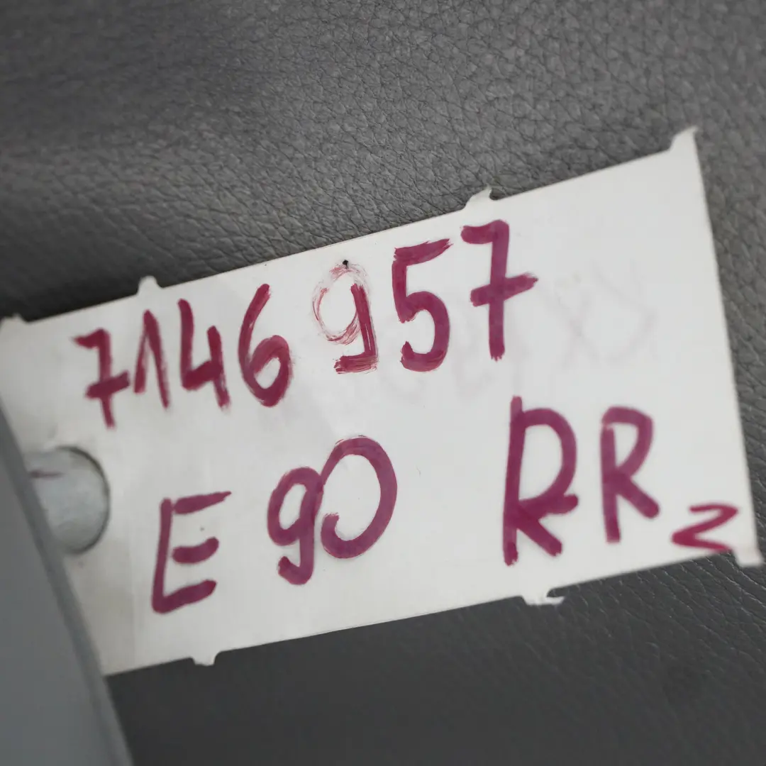 Oparcie Kanapy Prawe Tylne Szara Skóra do BMW E90 o numerze 7146957 BMW E90 Oparcie Kanapy Prawe Tylne Szara Skóra - SKU 7146957 - Numer Części 7146957