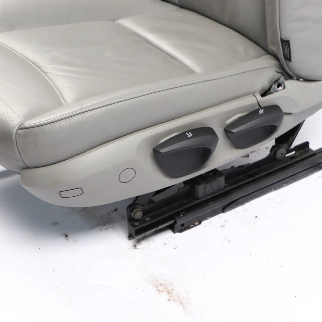 Bezug Lehne Leder Grau Innen Sitz Vorne Links für BMW 3 er E90 E91 mit Teilenummer 7147743 BMW 3 er E90 E91 Bezug Lehne Leder Grau Innen Sitz Vorne Links - SKU 7147743 - Teilenummer 7147743