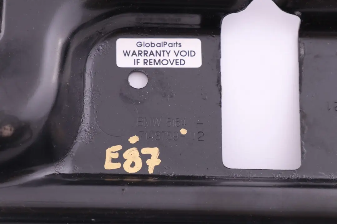 Supporto serratura rinforzo cofano anteriore per BMW E81 E82 E87 E88 con numero di parte 7148759 BMW E81 E82 E87 E88 Supporto serratura rinforzo cofano anteriore - SKU 7148759 - Numero di parte 7148759