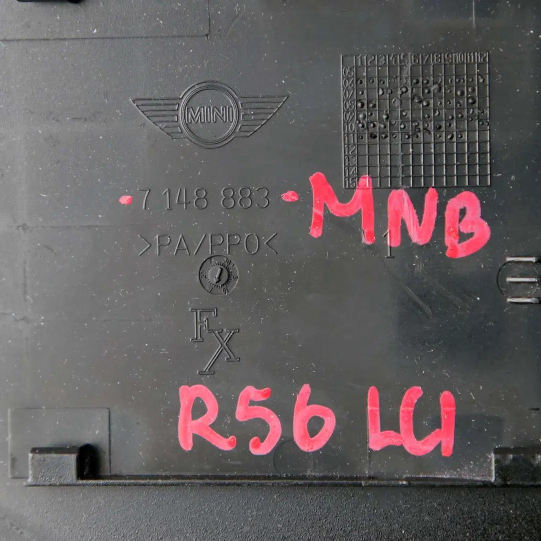 Tappo Sportellino Ribalta Riempimento Midnight Black Metallico Nero per Mini R55 R56 con numero di parte 7148883 Mini R55 R56 Tappo Sportellino Ribalta Riempimento Midnight Black Metallico Nero - SKU 7148883-MNB - Numero di parte 7148883