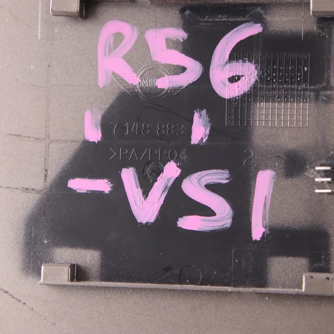 Filler In Flap Cap Velvet Silver Metallic B31 to Fuel Cover MINI R55 R56 with Part number 7148883 Fuel Cover MINI R55 R56 Filler In Flap Cap Velvet Silver Metallic B31 - SKU 7148883-VSI - Part number 7148883