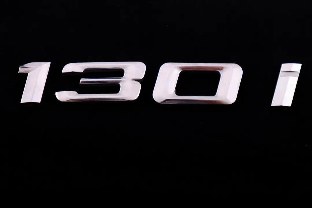 Trasera Boot Lid Trunk Adherido 130i Emblema Lettering para BMW E81 E87 LCI con número de pieza 7151387 BMW E81 E87 LCI Trasera Boot Lid Trunk Adherido 130i Emblema Lettering - SKU 7151387 - Número de pieza 7151387