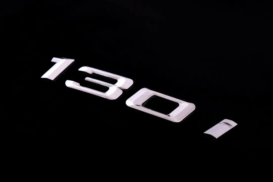 BMW E81 E87 LCI Trasera Boot Lid Trunk Adherido 130i Emblema Lettering - SKU 7151387 - Número de pieza 7151387