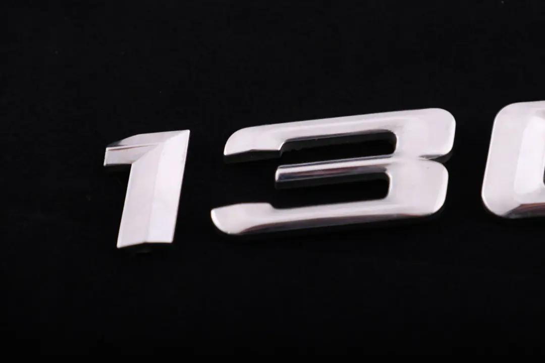 BMW E81 E87 LCI Trasera Boot Lid Trunk Adherido 130i Emblema Lettering - SKU 7151387 - Número de pieza 7151387