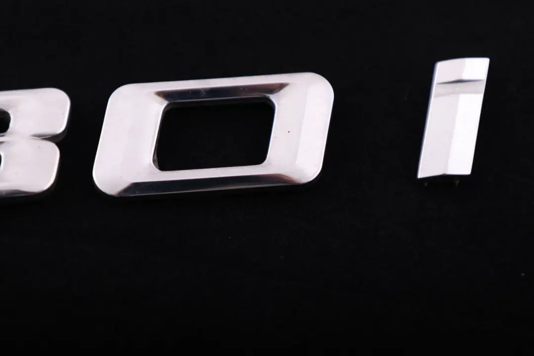 BMW E81 E87 LCI Trasera Boot Lid Trunk Adherido 130i Emblema Lettering - SKU 7151387 - Número de pieza 7151387