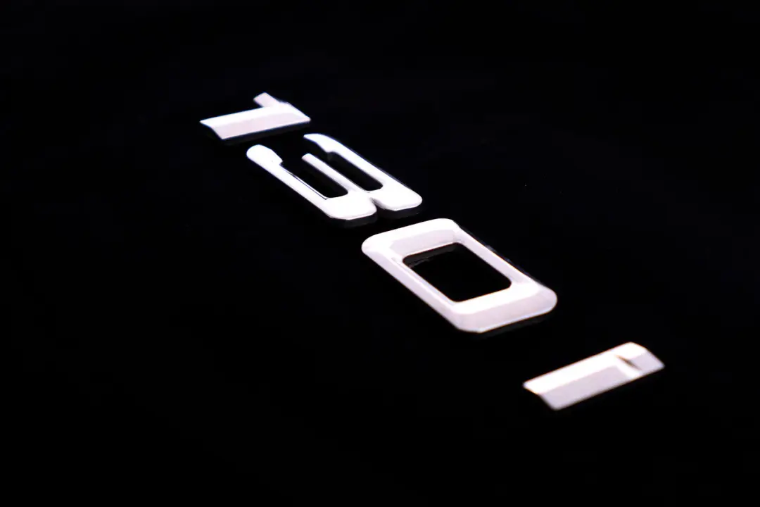 1er E81 E87 LCI Embleme Colle Arriere - 130I - 5114 pour BMW à propos du numéro de pièce 7151387 BMW 1er E81 E87 LCI Embleme Colle Arriere - 130I - 5114 - SKU 7151387 - Numéro de pièce 7151387