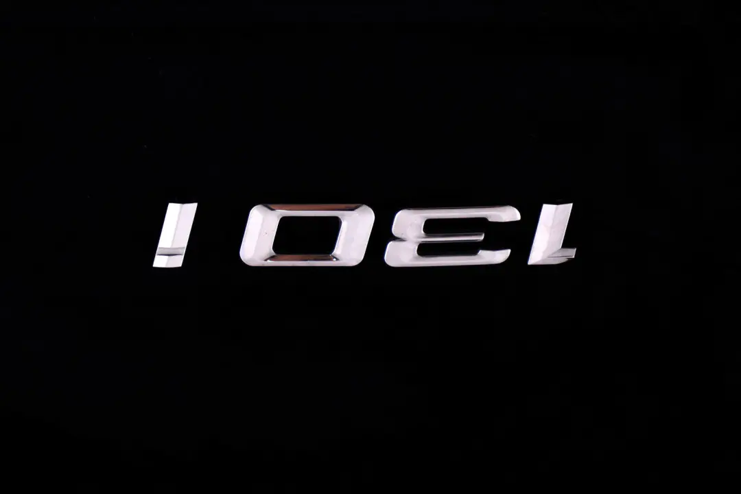 Stemma Incollati Posteriore - 130I - 5114 per BMW E81 E87 LCI con numero di parte 7151387 BMW E81 E87 LCI Stemma Incollati Posteriore - 130I - 5114 - SKU 7151387 - Numero di parte 7151387