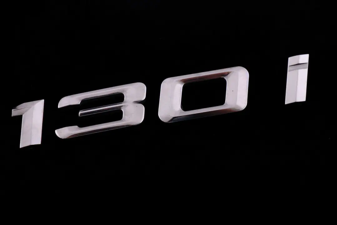 BMW 1er E81 E87 LCI Embleme Colle Arriere - 130I - 5114 - SKU 7151387 - Numéro de pièce 7151387