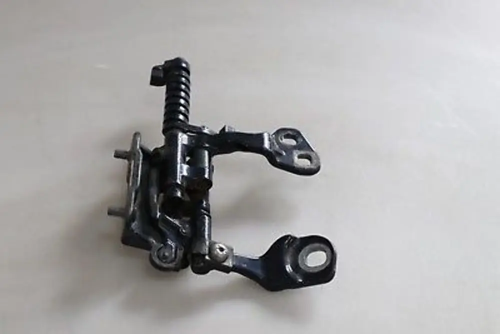 Cerniera coperchio baule posteriore sinistro Monacoblau 7119041 per BMW E91 con numero di parte 7152675 BMW E91 Cerniera coperchio baule posteriore sinistro Monacoblau 7119041 - SKU 7152675-MB - Numero di parte 7152675