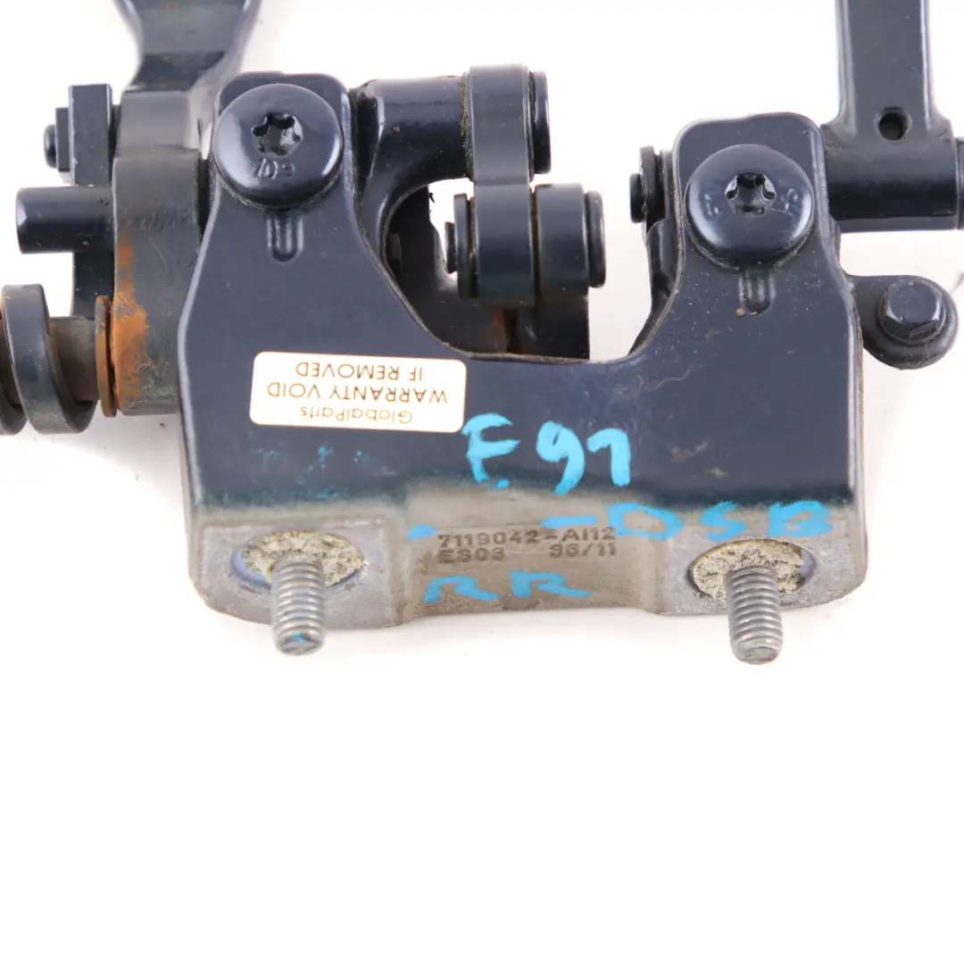 Bisagra tapa maletero trasero derecho Tiefseeblau Deep Sea Blue A76 para BMW E91 con número de pieza 7152676 BMW E91 Bisagra tapa maletero trasero derecho Tiefseeblau Deep Sea Blue A76 - SKU 7152676-DSB - Número de pieza 7152676
