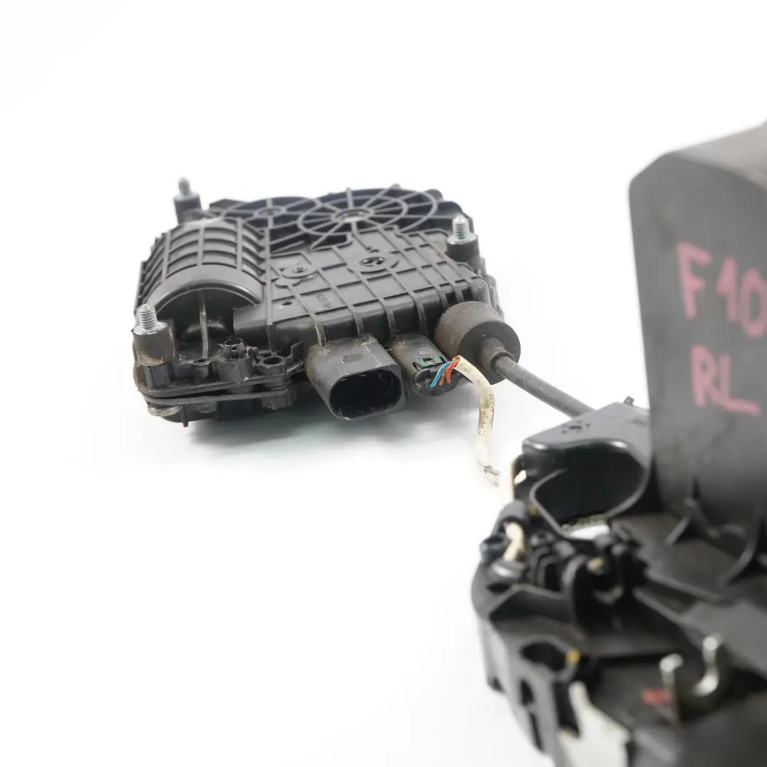 Zamek Drzwi Lewy Tył Dociąg do BMW F10 F11 o numerze 7154515 BMW F10 F11 Zamek Drzwi Lewy Tył Dociąg - SKU 7154515 - Numer Części 7154515