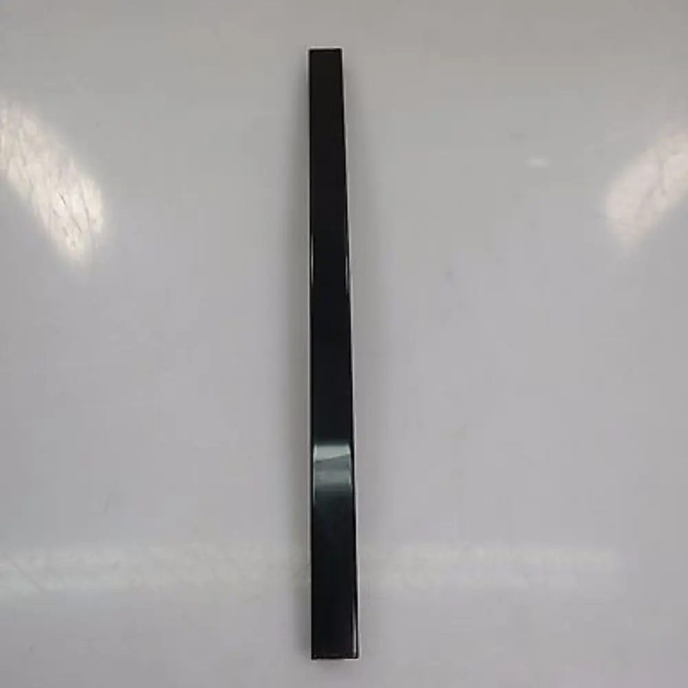 Copertura Guida Vetro Posteriore Sinistra Lucida per BMW Serie 1 E87 con numero di parte 7156451 BMW Serie 1 E87 Copertura Guida Vetro Posteriore Sinistra Lucida - SKU 7156451 - Numero di parte 7156451