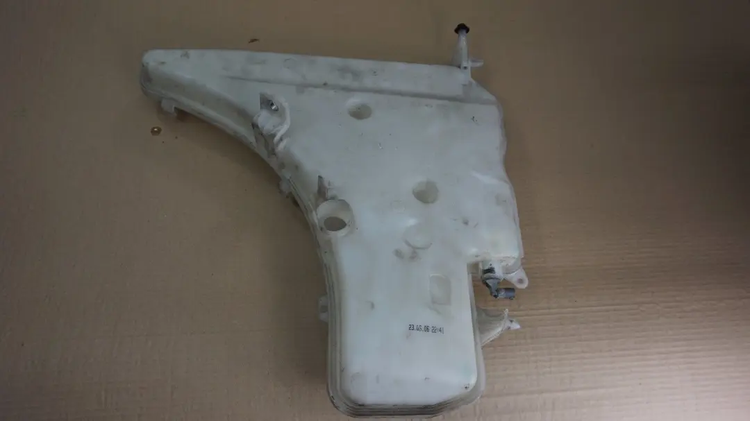 Botella Limpiaparabrisas 7157145 para BMW E92 E93 LCI con número de pieza 61677157145 BMW E92 E93 LCI Botella Limpiaparabrisas 7157145 - SKU 7157145-1 - Número de pieza 61677157145