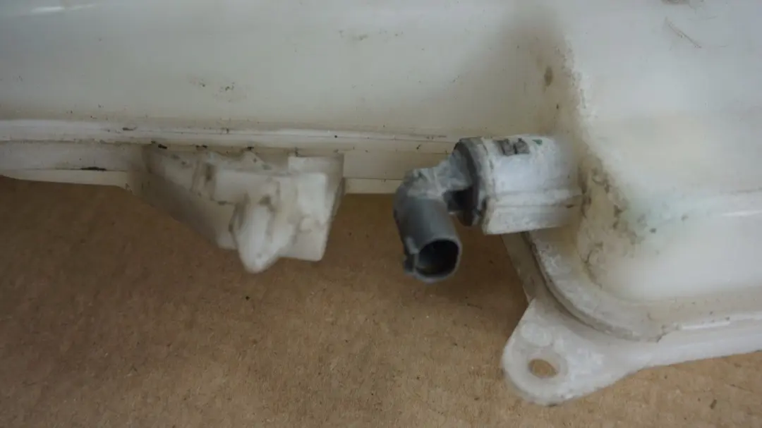 Zbiornik Spryskiwaczy Xenon do BMW E92 E93 o numerze 61677157145 BMW E92 E93 Zbiornik Spryskiwaczy Xenon - SKU 7157145-1 - Numer Części 61677157145