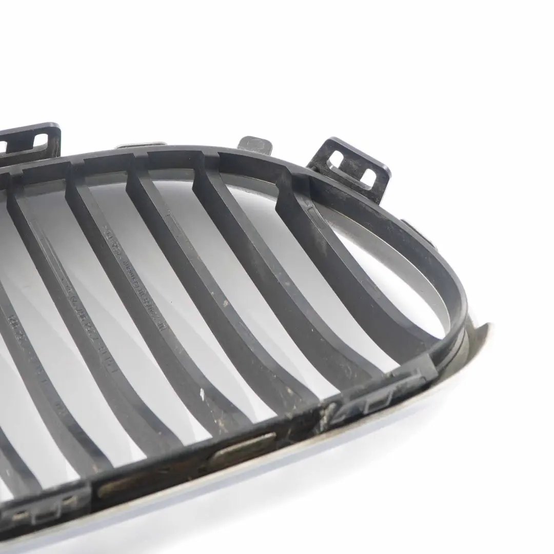 Grill Nerka Atrapa Kratka Lewa Chrom do BMW E92 E93 o numerze 7157275 BMW E92 E93 Grill Nerka Atrapa Kratka Lewa Chrom - SKU 7157275-2 - Numer Części 7157275