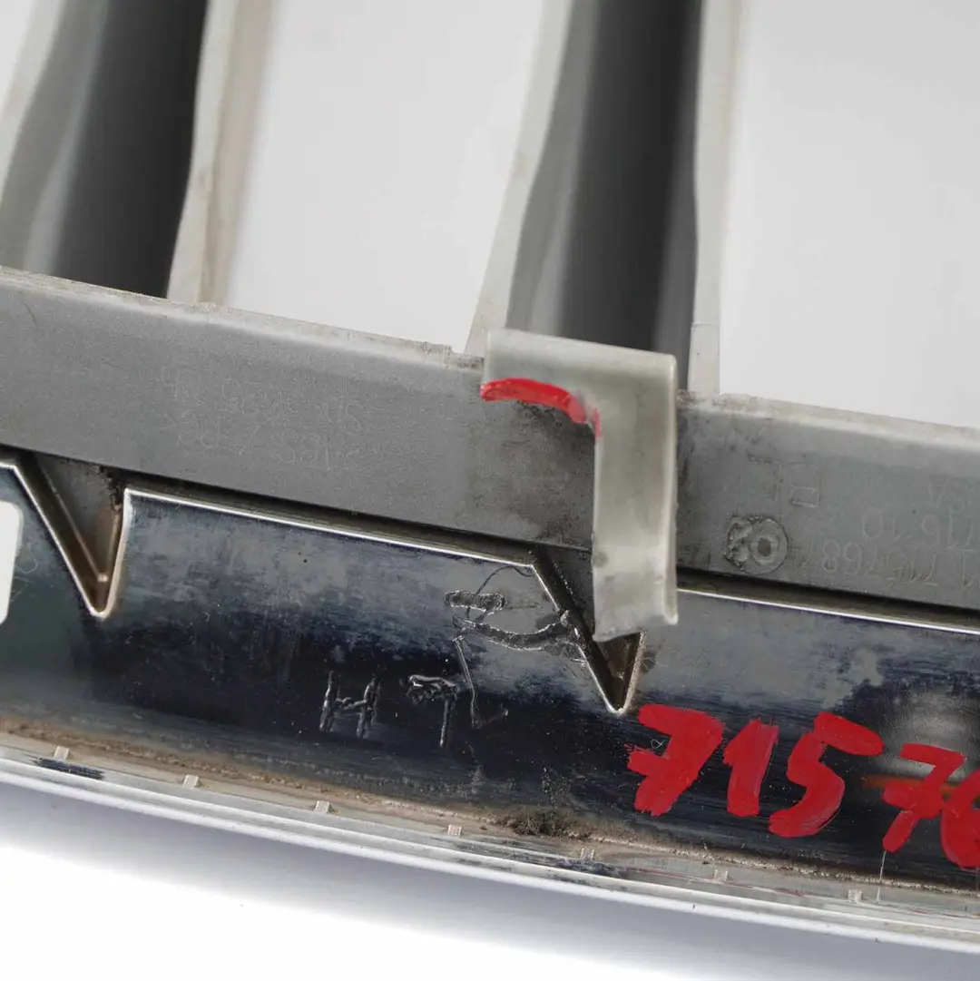 Grill Nerka Kratka Ozdobna Lewa do BMW X5 E70 o numerze 7157687 BMW X5 E70 Grill Nerka Kratka Ozdobna Lewa - SKU 7157687-2 - Numer Części 7157687