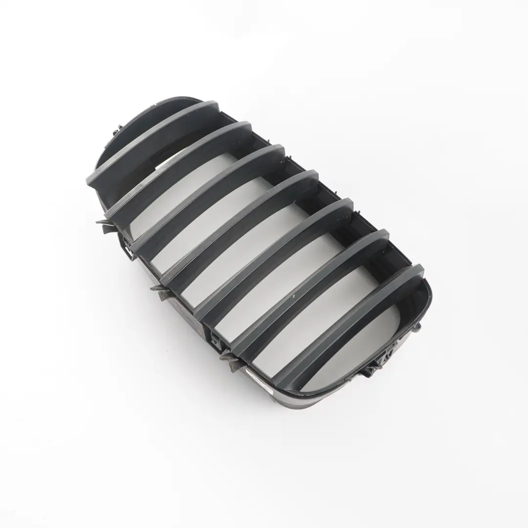 Grill Nerka Kratka Prawa Czarna do BMW X5 E70 o numerze 7157688 BMW X5 E70 Grill Nerka Kratka Prawa Czarna - SKU 7157688-4 - Numer Części 7157688