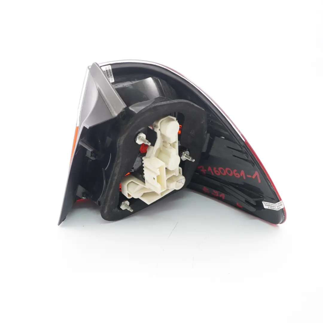 Fanale posteriore laterale sinistro Fanale posteriore colorato per BMW E91 con numero di parte 7160061 BMW E91 Fanale posteriore laterale sinistro Fanale posteriore colorato - SKU 7160061-1 - Numero di parte 7160061