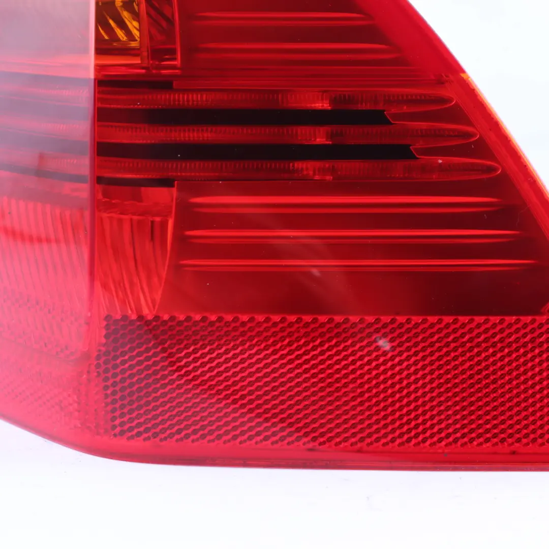 BMW E91 Feu Arrière Droit Côté Conducteur Panneau Latéral - SKU 7160062-1 - Numéro de pièce 7160062