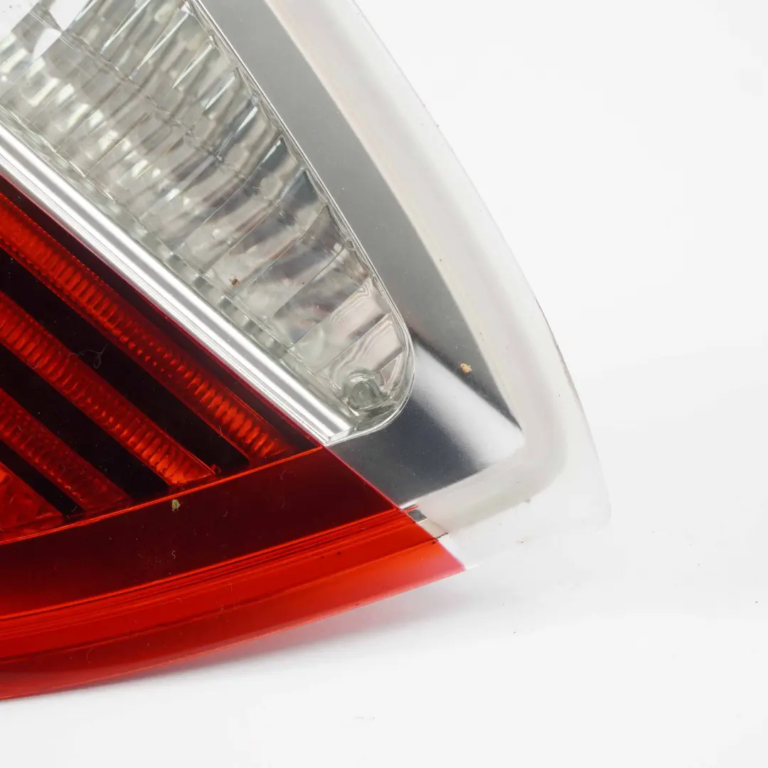BMW E91 Lampa Klapy Tył Tylnej Lewa Bagażnika - SKU 7160063-1 - Numer Części 7160063