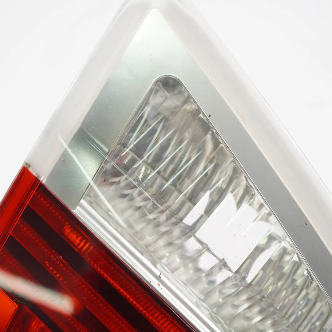 BMW E91 Lampa Klapy Tył Tylnej Lewa Bagażnika - SKU 7160063-1 - Numer Części 7160063