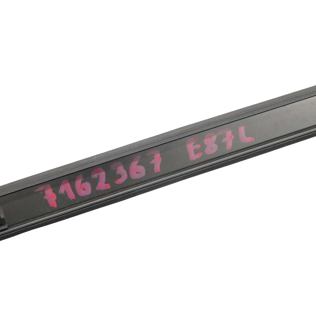 Izquierda Barandilla del techo Canalon Recortar Tira Primed para BMW E81 E87 con número de pieza 7162367 BMW E81 E87 Izquierda Barandilla del techo Canalon Recortar Tira Primed - SKU 7162367 - Número de pieza 7162367