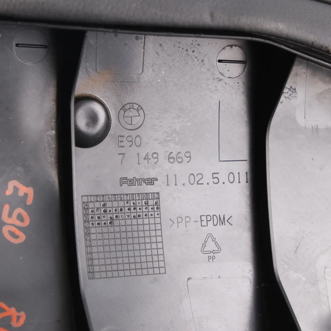 Sedile posteriore sinistro Finitura laterale in pelle Dakota Schwarz per BMW E90 con numero di parte 7162499 BMW E90 Sedile posteriore sinistro Finitura laterale in pelle Dakota Schwarz - SKU 7162499 - Numero di parte 7162499