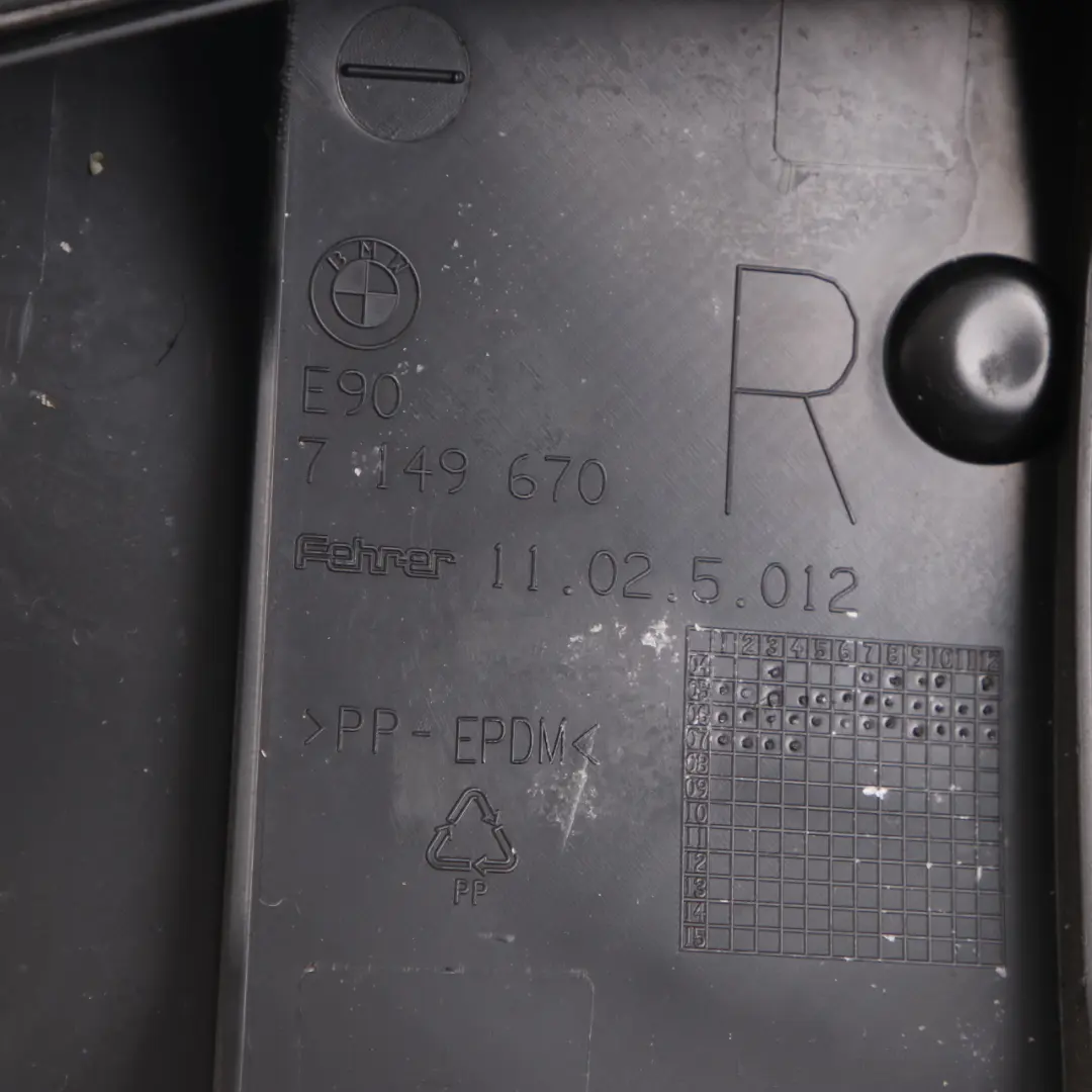 Sedile posteriore destro Finitura laterale in pelle Dakota Schwarz per BMW E90 con numero di parte 7162500 BMW E90 Sedile posteriore destro Finitura laterale in pelle Dakota Schwarz - SKU 7162500 - Numero di parte 7162500