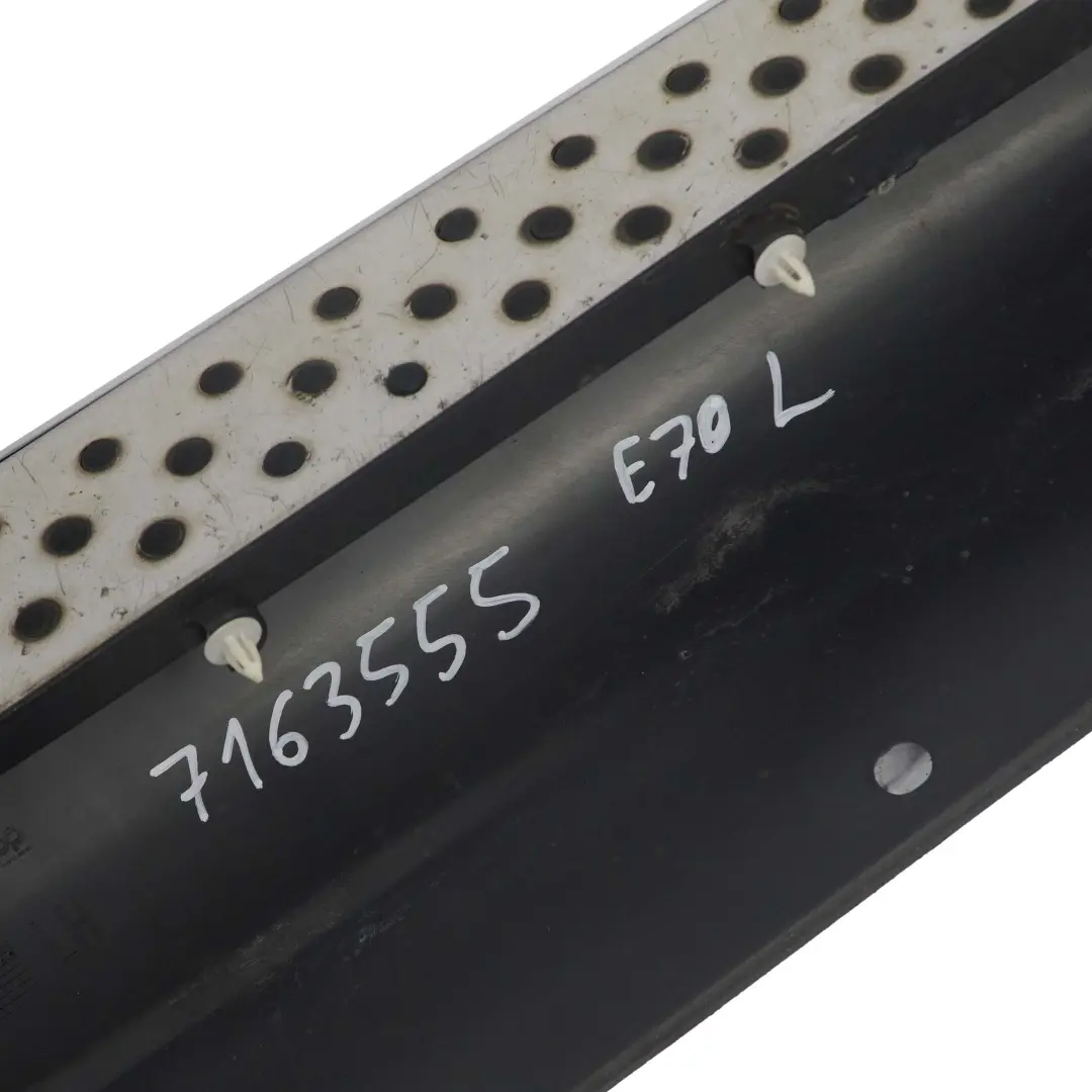 Moldura Umbral Faldón Lateral Izquierdo Placa Pie Aluminio Negra para BMW X5 E70 con número de pieza 7163555 BMW X5 E70 Moldura Umbral Faldón Lateral Izquierdo Placa Pie Aluminio Negra - SKU 7163555 - Número de pieza 7163555