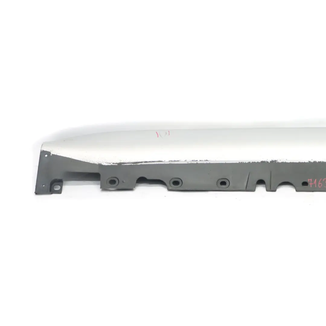 Striscia davanzale Gonna laterale alluminio destra Titan Silver 354 per BMW X5 E70 con numero di parte 7163556 BMW X5 E70 Striscia davanzale Gonna laterale alluminio destra Titan Silver 354 - SKU 7163556-TS - Numero di parte 7163556